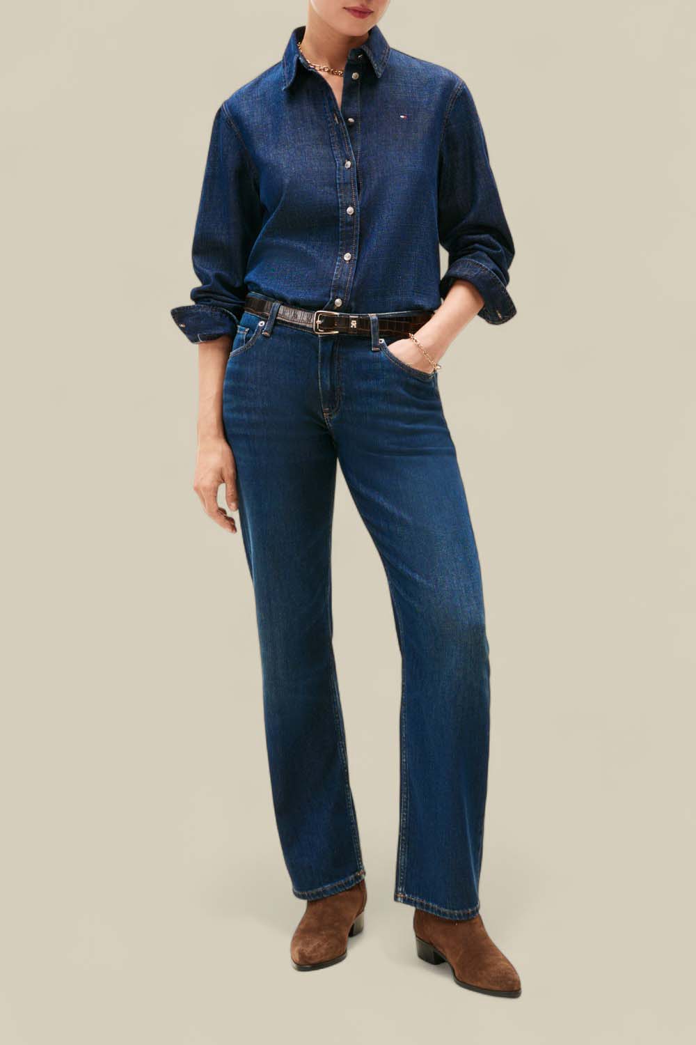 תמונת כל הלוק של מכנסי ג'ינס ישרים